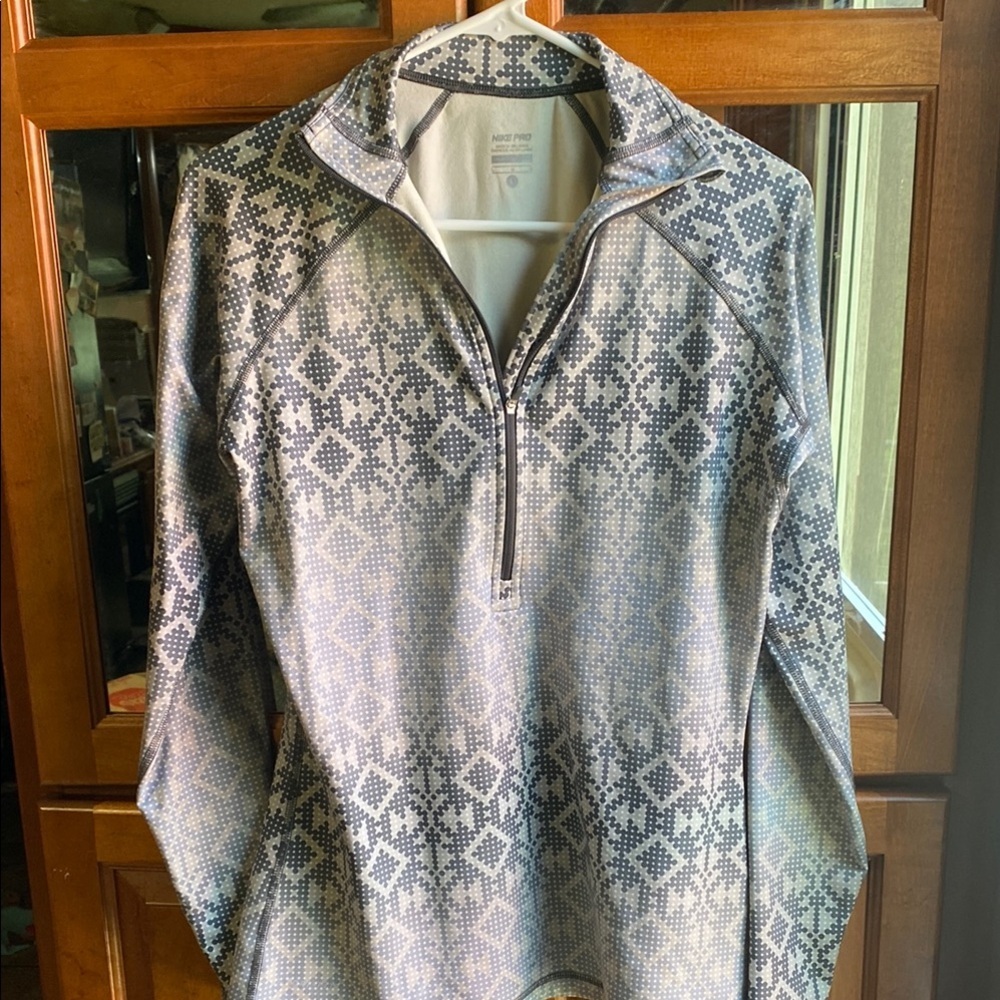 Nike Pro Size L Gray 1/4 Zip Sweater with Nordic Elegance Athletic Activewear